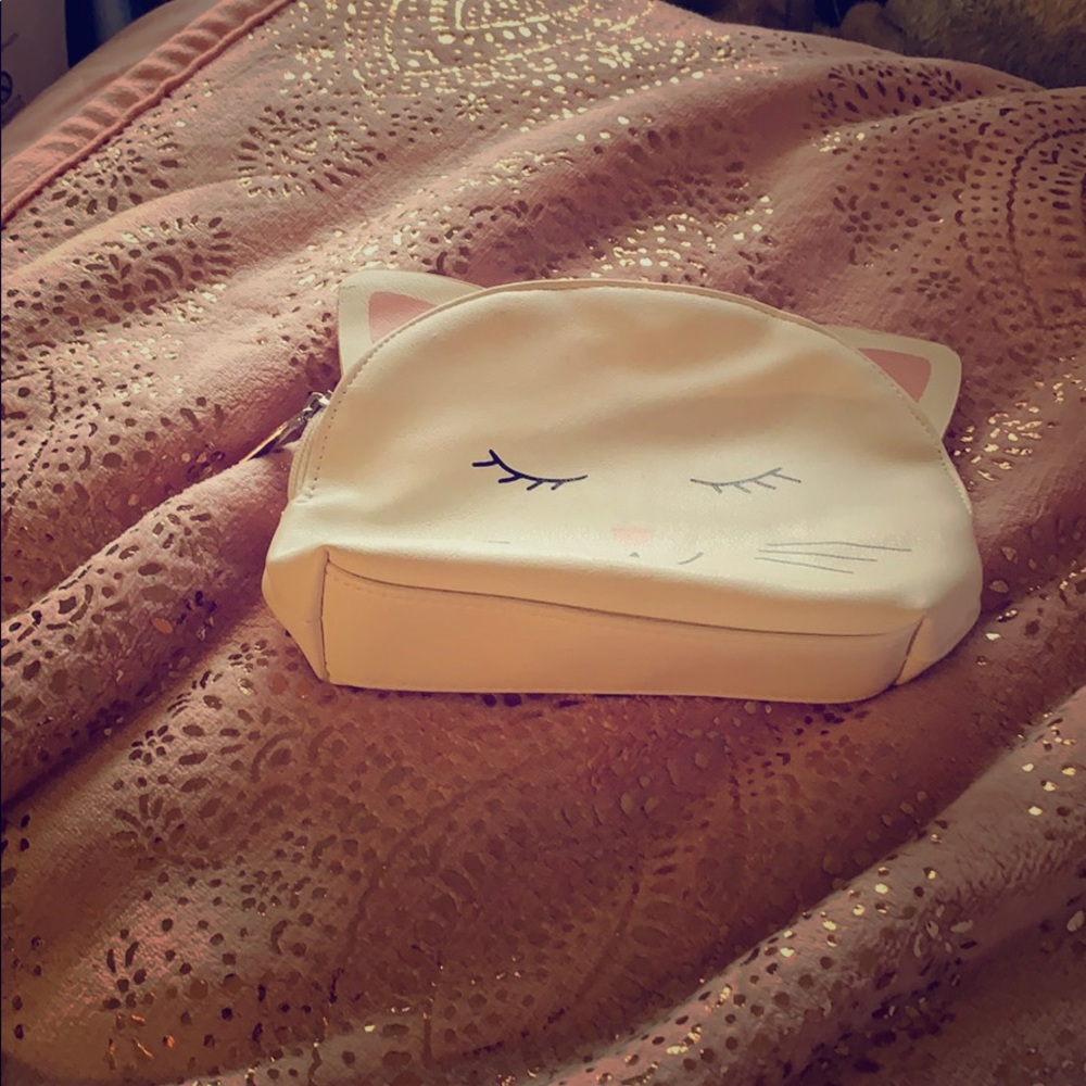 A cute kitty face forever 21 makeup bag